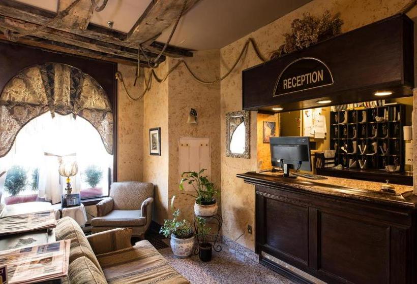 هتل Champ De Mars Montreal