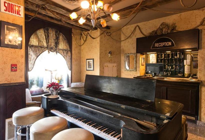 هتل Champ De Mars Montreal