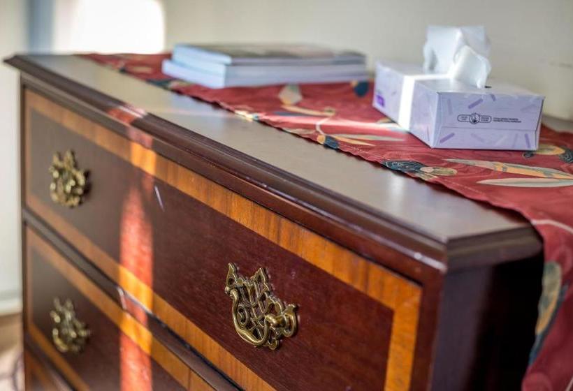 هتل Champ De Mars Montreal