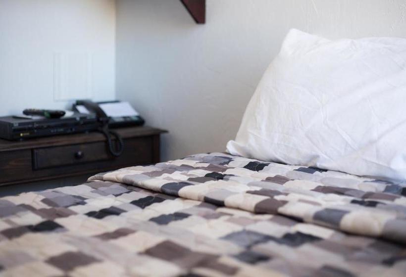 هتل Champ De Mars Montreal