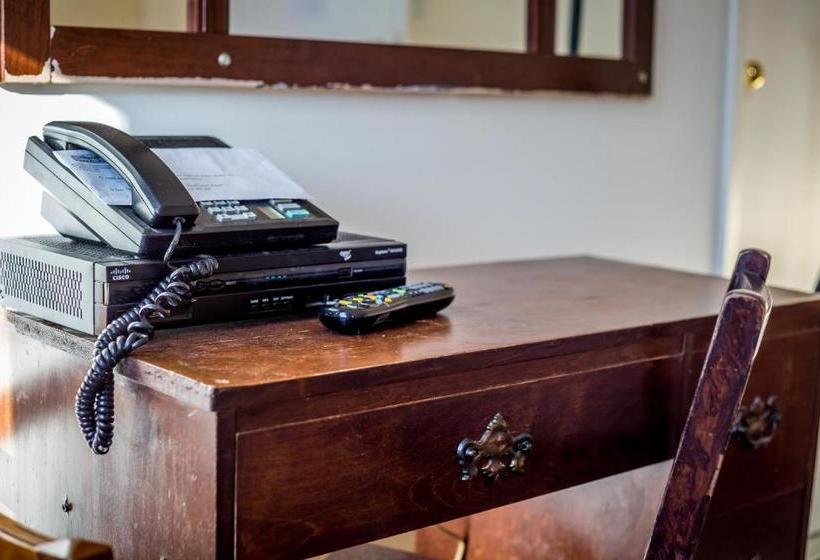 هتل Champ De Mars Montreal