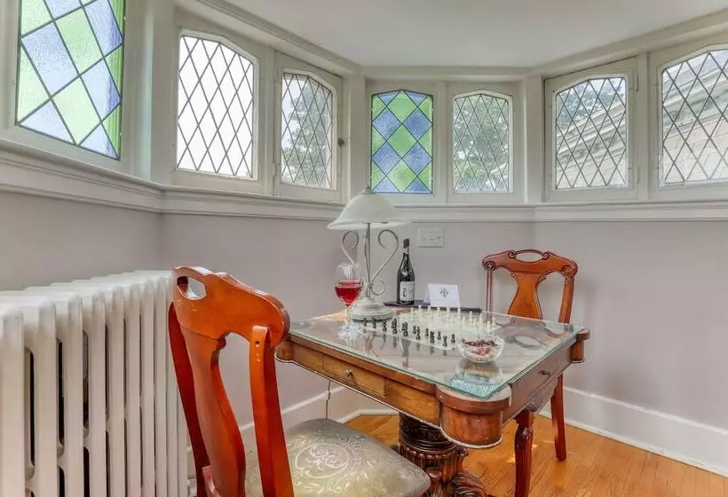 בית מלון כפרי Hochelaga Inn