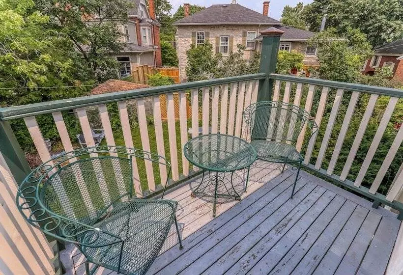 בית מלון כפרי Hochelaga Inn