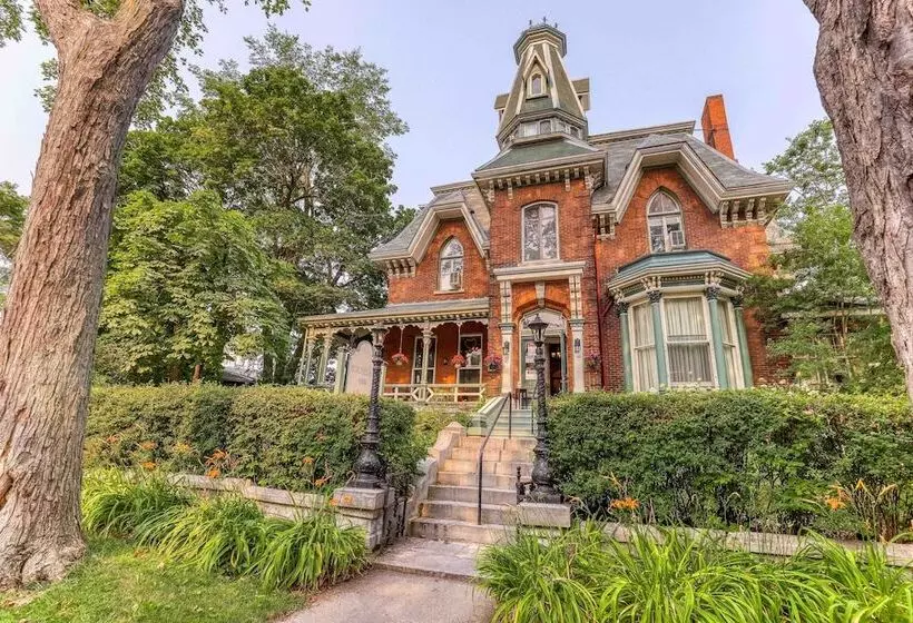 בית מלון כפרי Hochelaga Inn