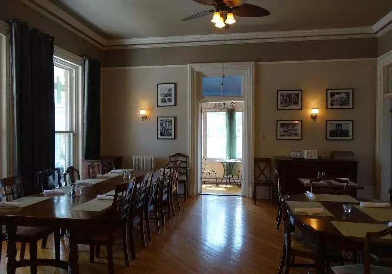 בית מלון כפרי Hochelaga Inn