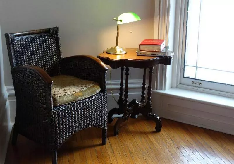 בית מלון כפרי Hochelaga Inn