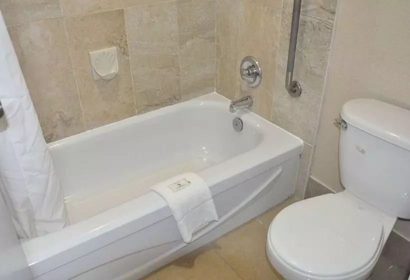 هتل Ramada By Wyndham Abbotsford