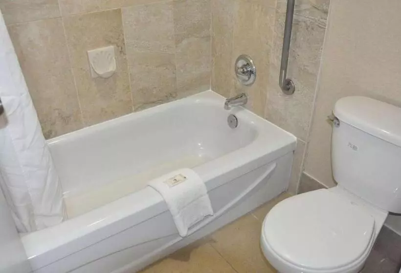 هتل Ramada By Wyndham Abbotsford