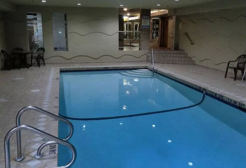 هتل Ramada By Wyndham Abbotsford