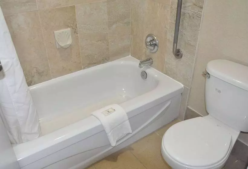 هتل Ramada By Wyndham Abbotsford