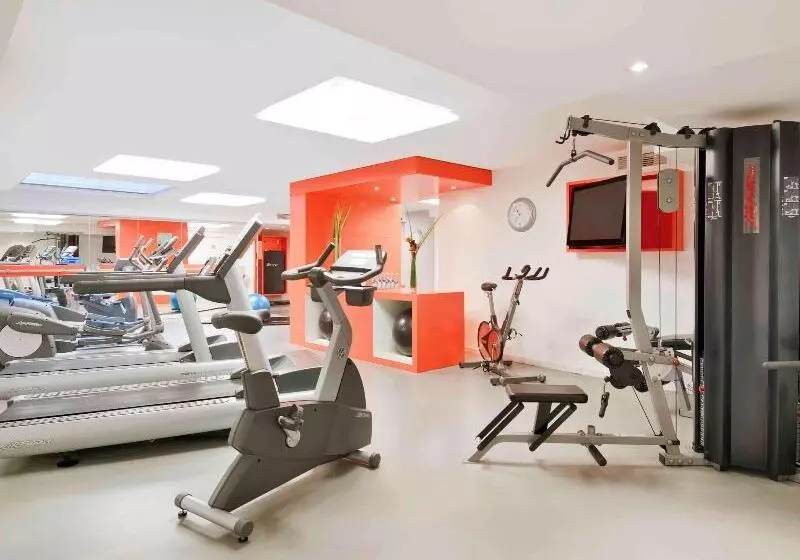 Novotel Montreal Center