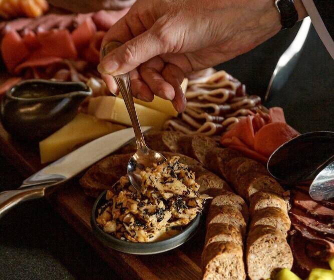 Resort Pyramid Lake Lodge