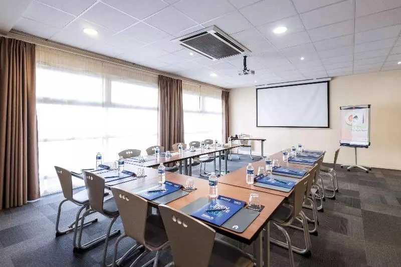 Отель Campanile Reims Centre  Cathedrale