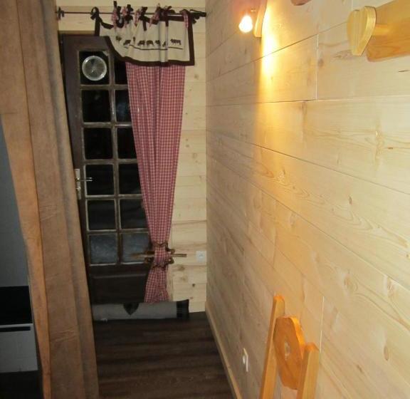 هتل Hôtel Chalet Le Caribou