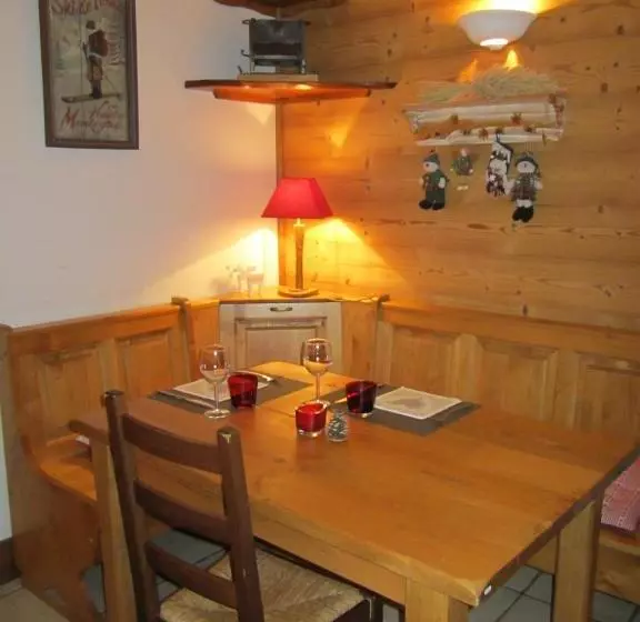 Hotelli Hôtel Chalet Le Caribou