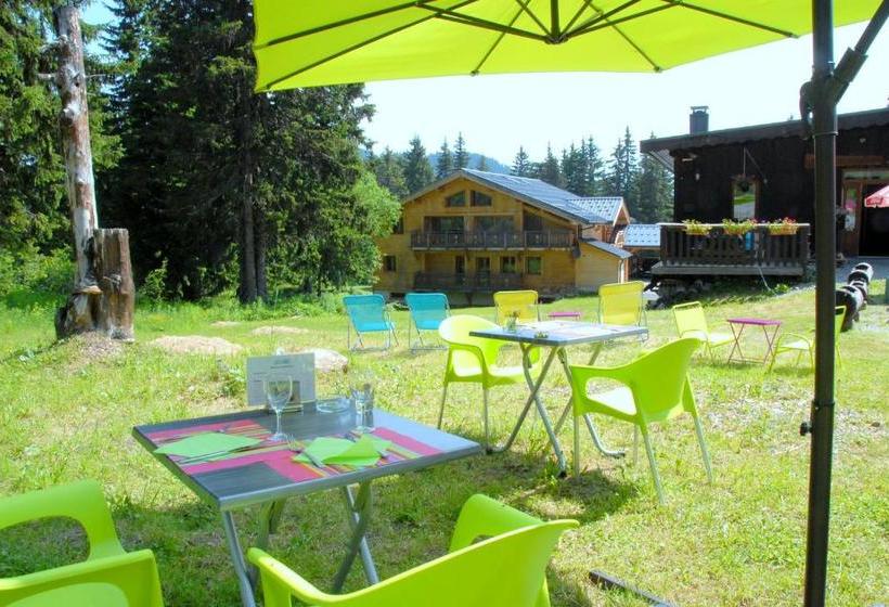 هتل Hôtel Chalet Le Caribou