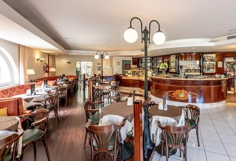 Отель Alpholiday Dolomiti Wellness & Family