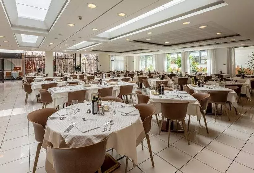 Отель Alpholiday Dolomiti Wellness & Family