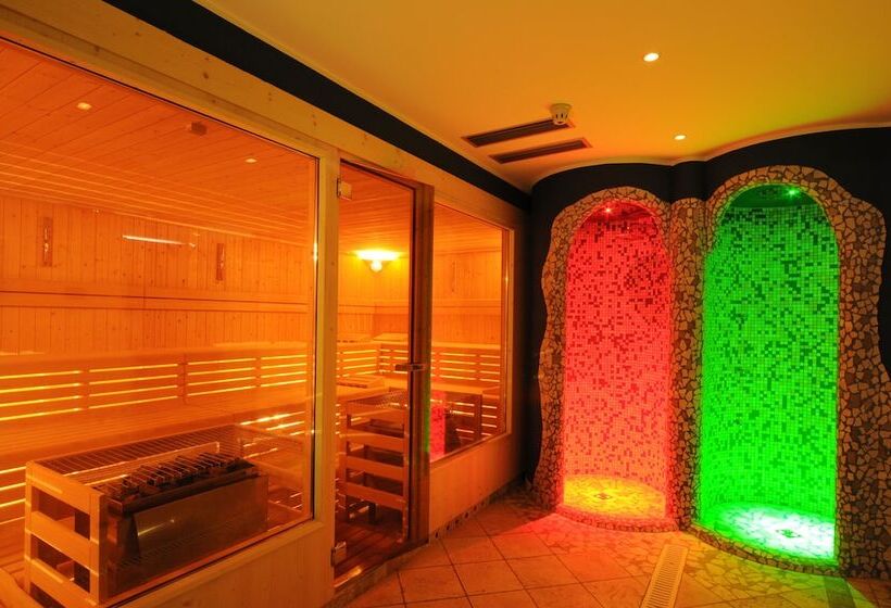 فندق Alpholiday Dolomiti Wellness & Family