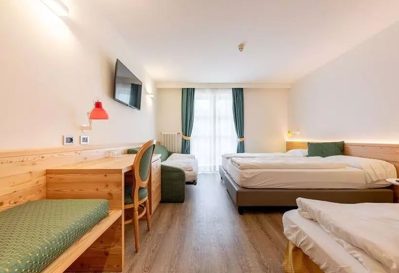 Отель Alpholiday Dolomiti Wellness & Family