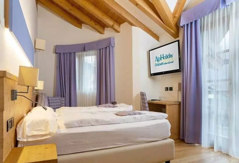 Отель Alpholiday Dolomiti Wellness & Family