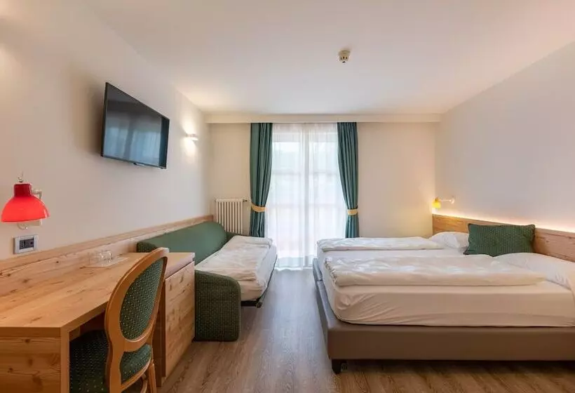 Отель Alpholiday Dolomiti Wellness & Family
