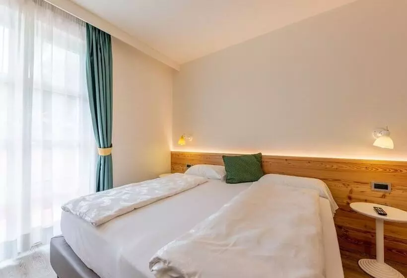 Отель Alpholiday Dolomiti Wellness & Family