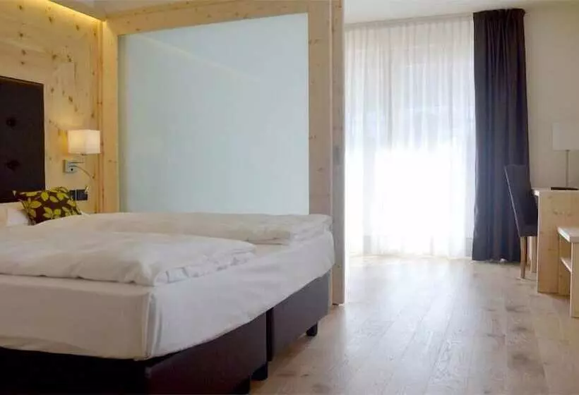 Отель Alpholiday Dolomiti Wellness & Family