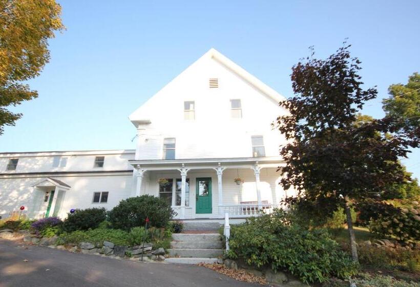 בית מלון כפרי Highland Lake Inn