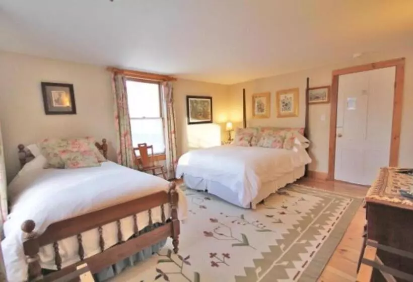 Hotelli Highland Lake Inn