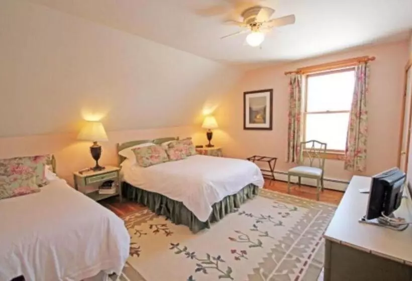 Hotelli Highland Lake Inn