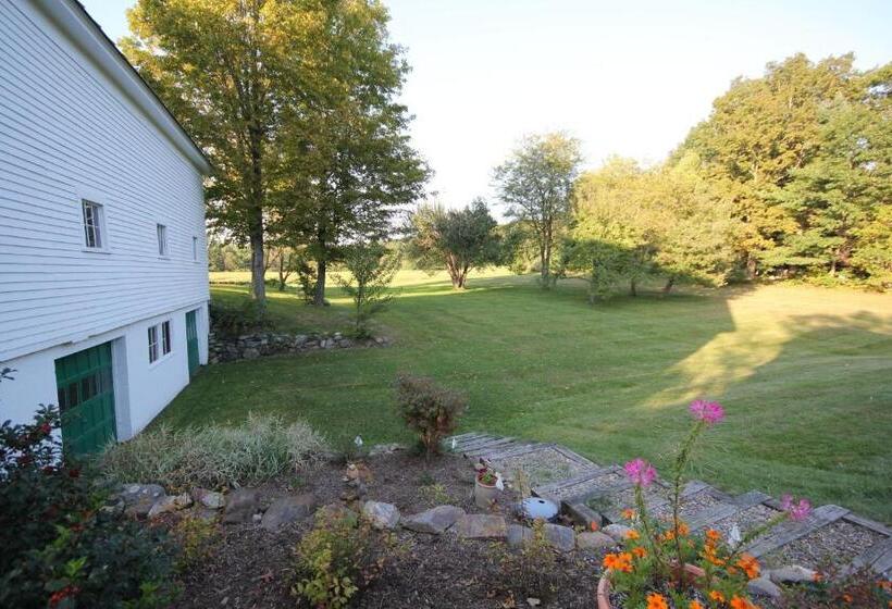 בית מלון כפרי Highland Lake Inn