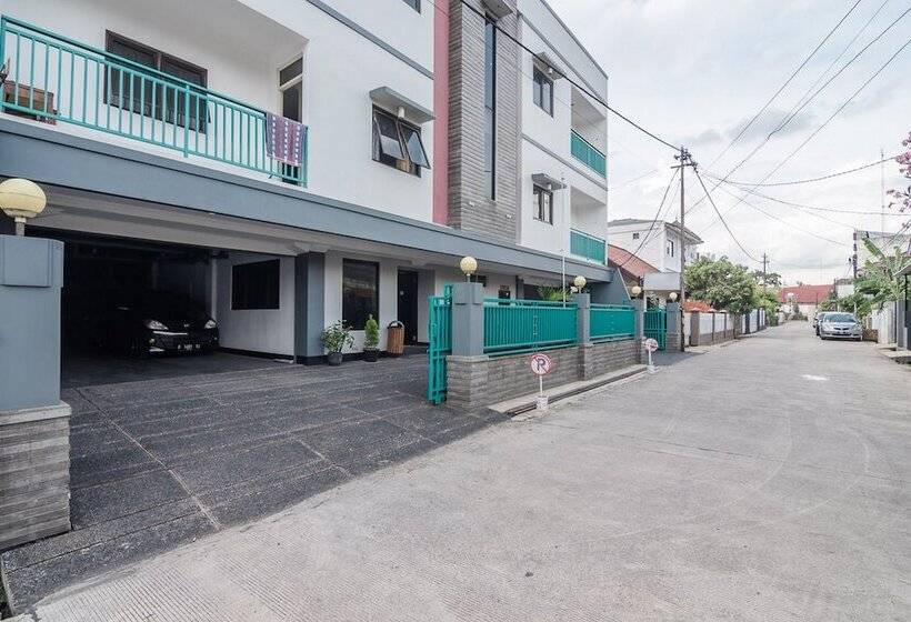 פנסיון Reddoorz Plus At Buah Batu