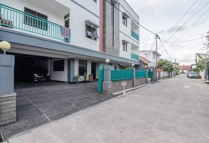 Majatalo Reddoorz Plus At Buah Batu