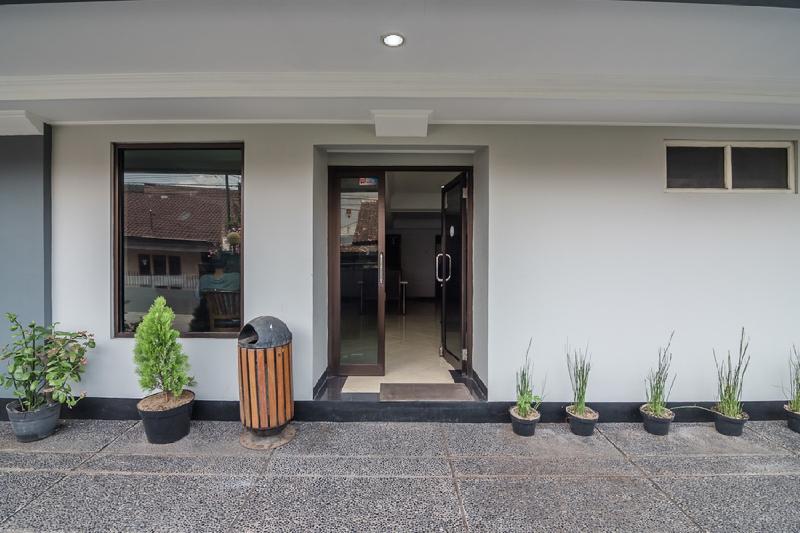 פנסיון Reddoorz Plus At Buah Batu