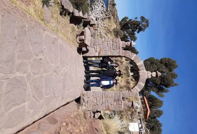 簡易ホテル Uros Lupaka Lodge