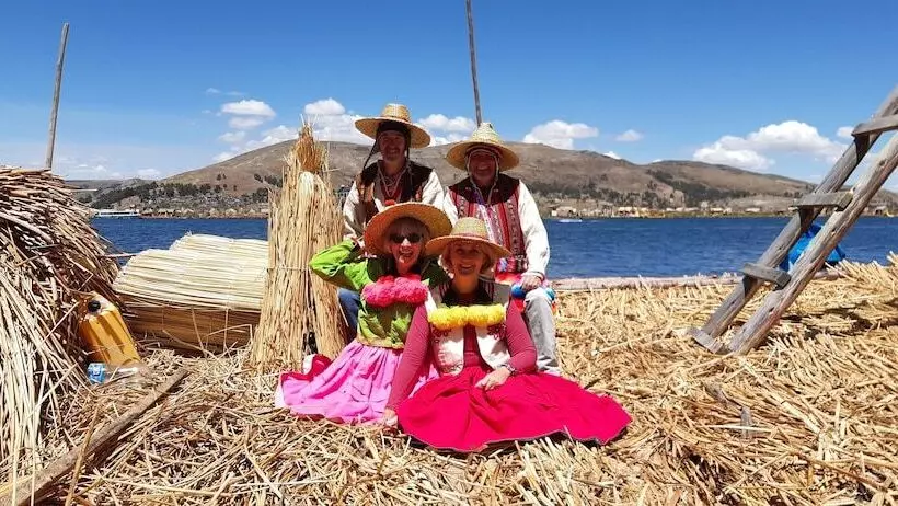 簡易ホテル Uros Lupaka Lodge