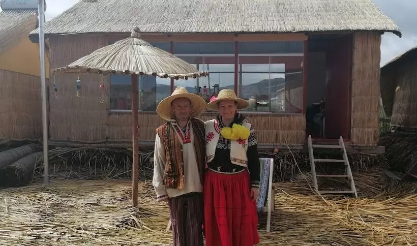 簡易ホテル Uros Lupaka Lodge