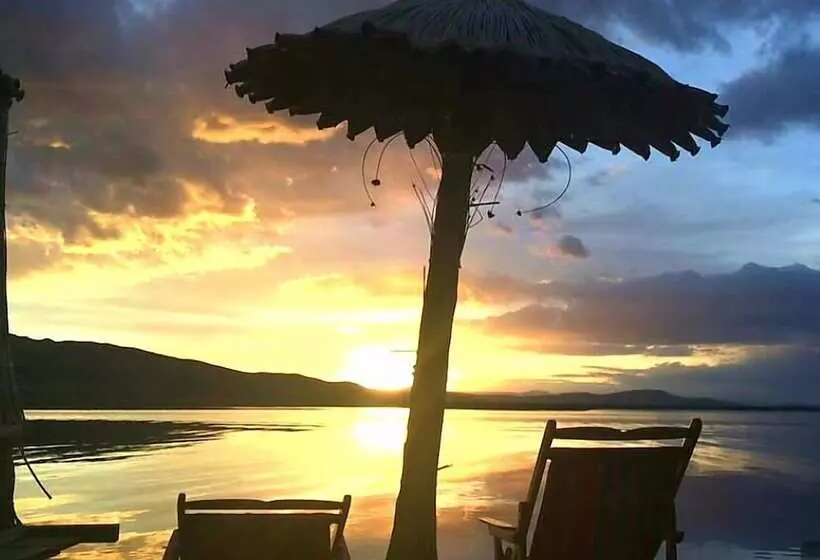 簡易ホテル Uros Lupaka Lodge