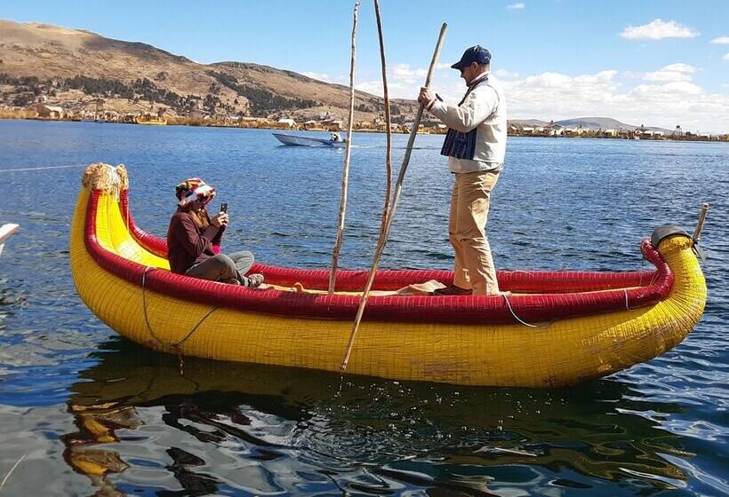 Hostal Uros Lupaka Lodge