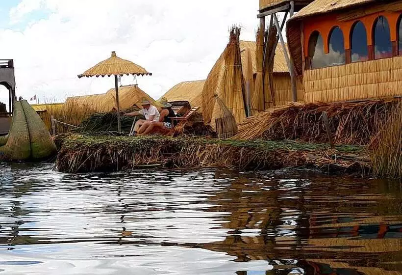 簡易ホテル Uros Lupaka Lodge