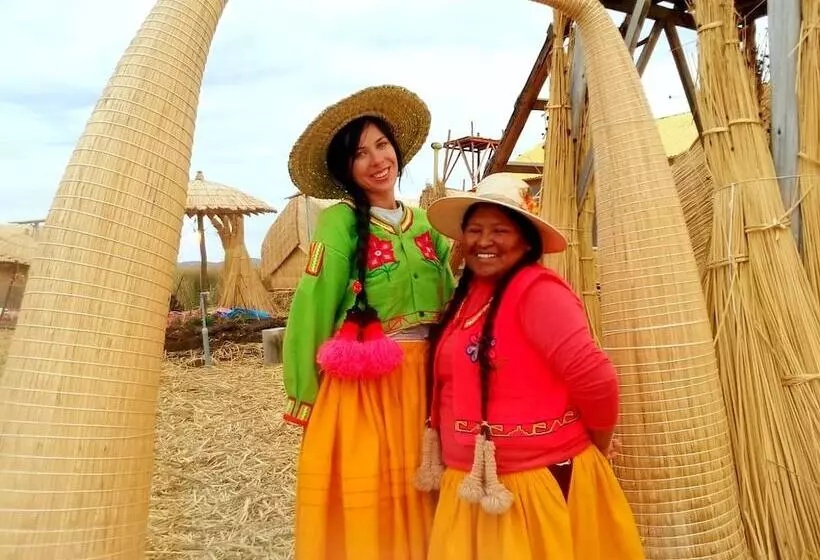 簡易ホテル Uros Lupaka Lodge