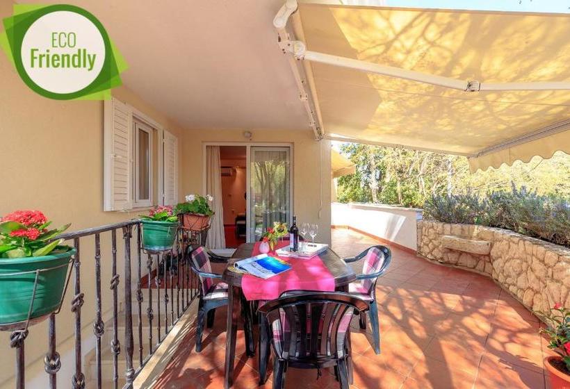 ホテル Leona & Borna's Central Lapad Suites