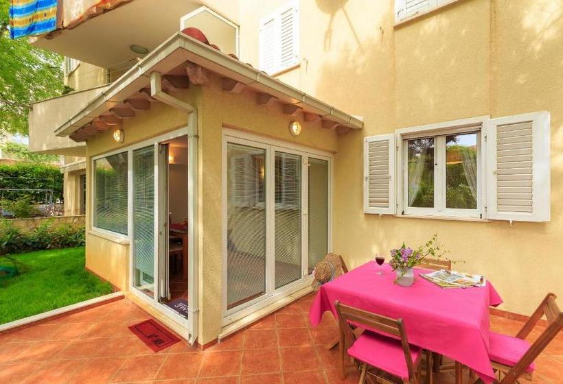 ホテル Leona & Borna's Central Lapad Suites