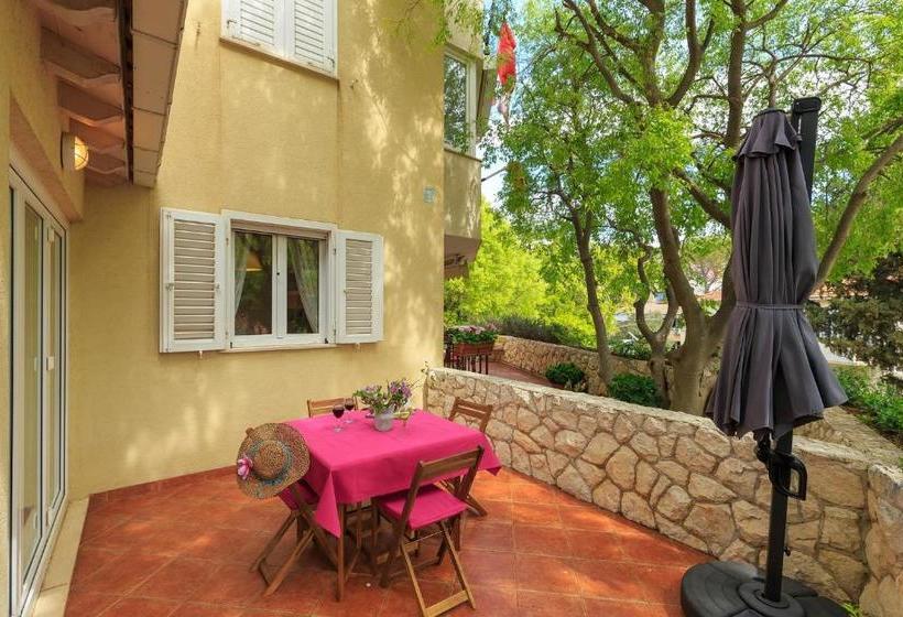 ホテル Leona & Borna's Central Lapad Suites