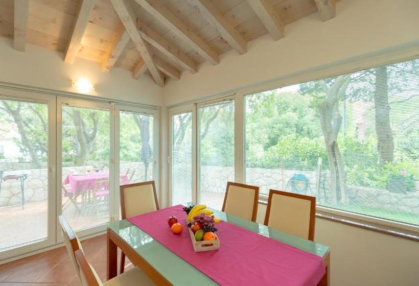 ホテル Leona & Borna's Central Lapad Suites