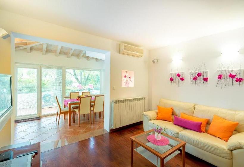 ホテル Leona & Borna's Central Lapad Suites