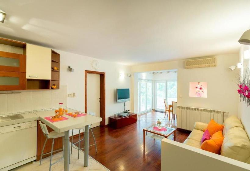 ホテル Leona & Borna's Central Lapad Suites