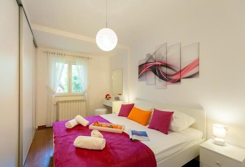 ホテル Leona & Borna's Central Lapad Suites