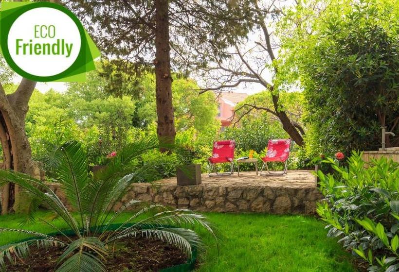 ホテル Leona & Borna's Central Lapad Suites